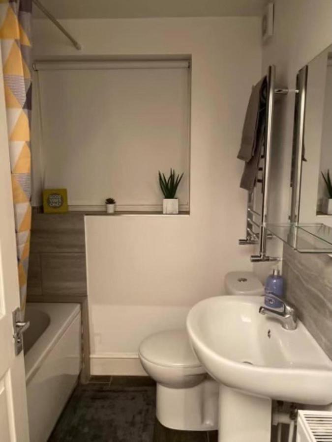 Spacious Four Bedroom Home 3 Bathrooms - Coventry Extérieur photo